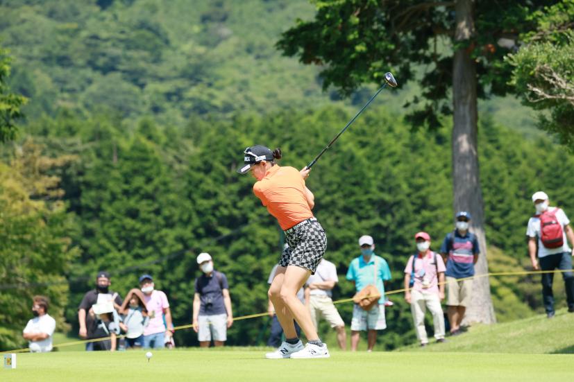 岩井千怜のドライバースイング（斜め前方）連続写真【CATレディス2022】