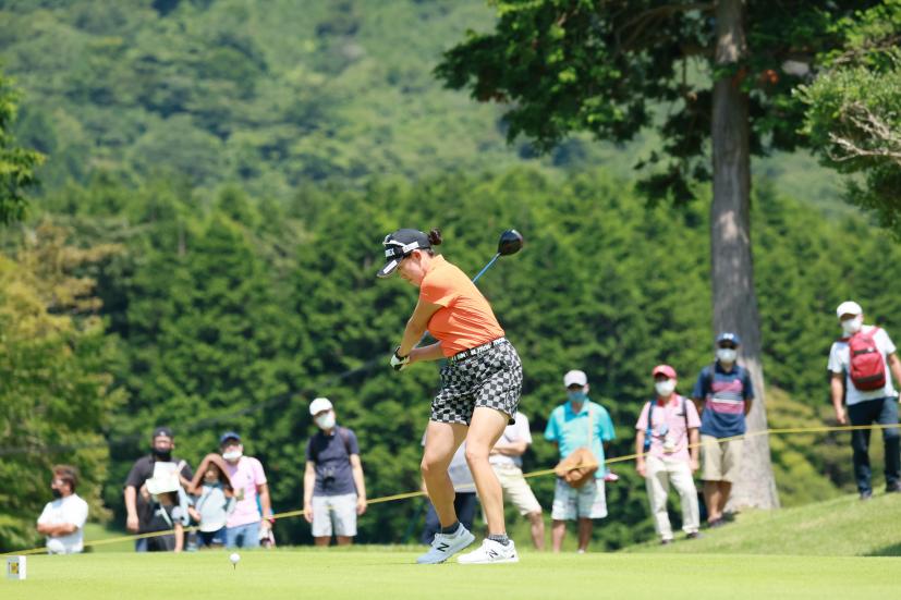 岩井千怜のドライバースイング（斜め前方）連続写真【CATレディス2022】