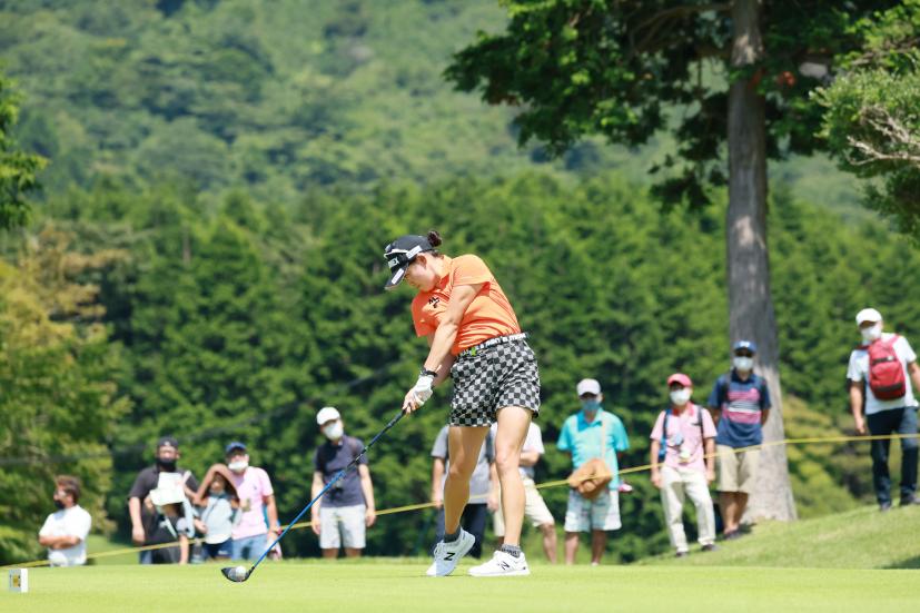 岩井千怜のドライバースイング（斜め前方）連続写真【CATレディス2022】