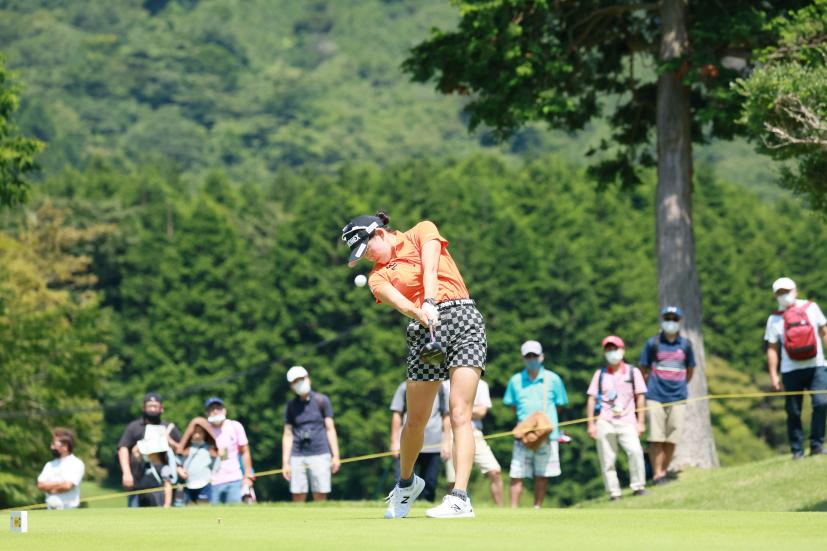 岩井千怜のドライバースイング（斜め前方）連続写真【CATレディス2022】