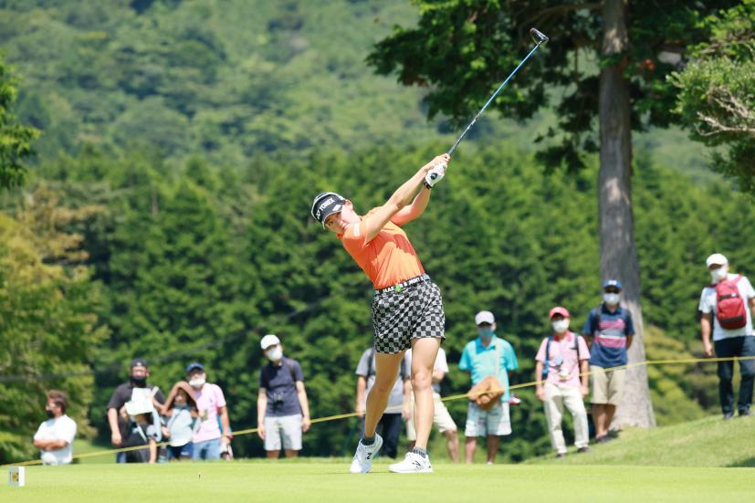 岩井千怜のドライバースイング（斜め前方）連続写真【CATレディス2022】