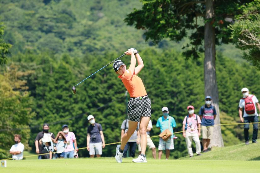 岩井千怜のドライバースイング（斜め前方）連続写真【CATレディス2022】