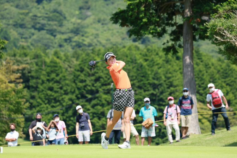 岩井千怜のドライバースイング（斜め前方）連続写真【CATレディス2022】