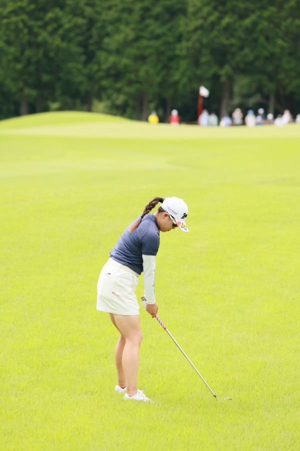 勝みなみのアイアンスイング（ラフ）連続写真【CATレディス2022】