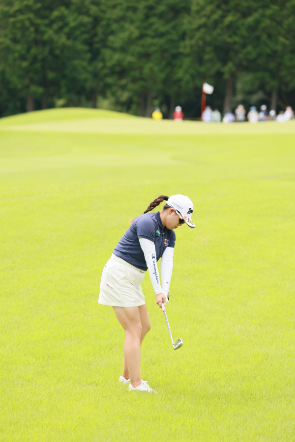 勝みなみのアイアンスイング（ラフ）連続写真【CATレディス2022】