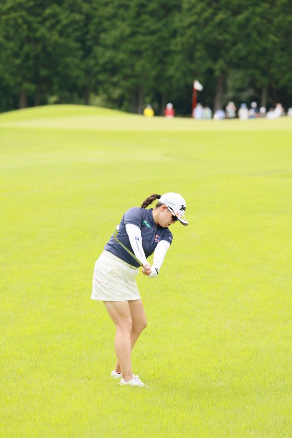 勝みなみのアイアンスイング（ラフ）連続写真【CATレディス2022】