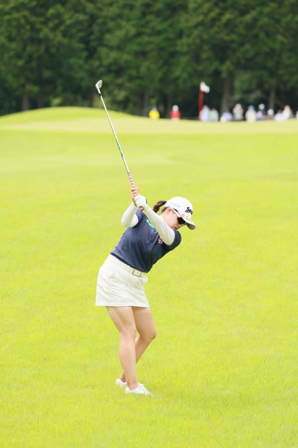 勝みなみのアイアンスイング（ラフ）連続写真【CATレディス2022】