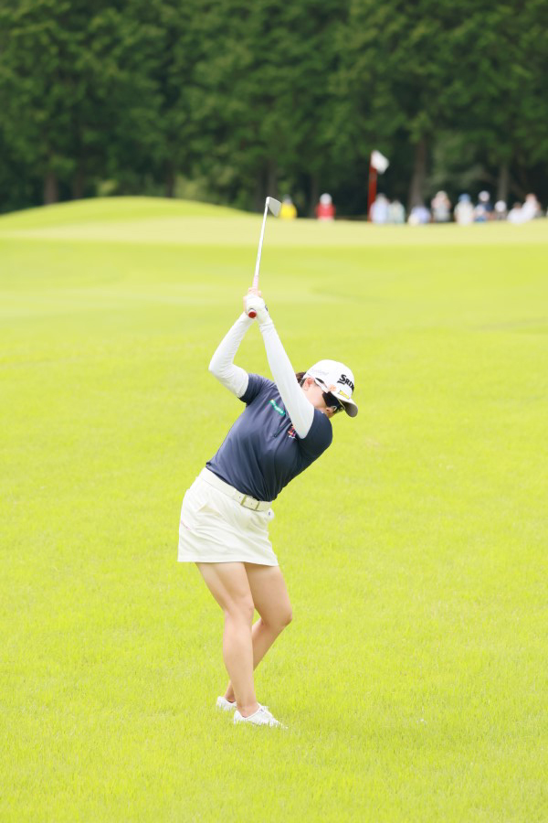 勝みなみのアイアンスイング（ラフ）連続写真【CATレディス2022】