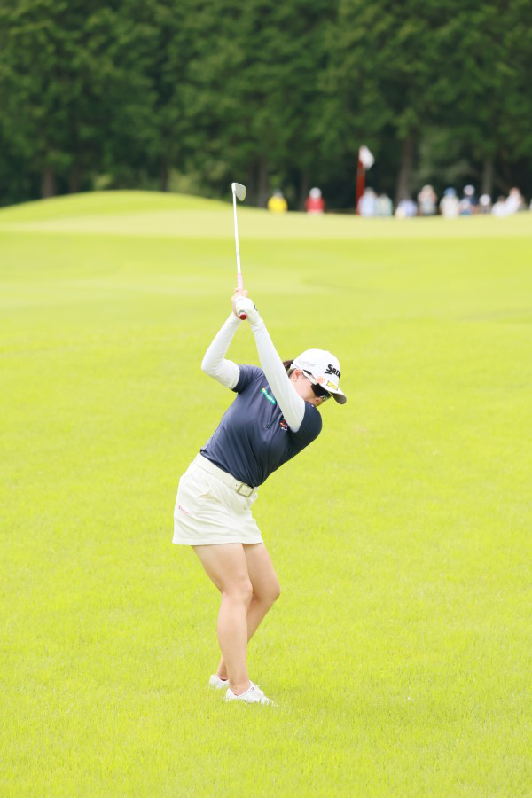 勝みなみのアイアンスイング（ラフ）連続写真【CATレディス2022】