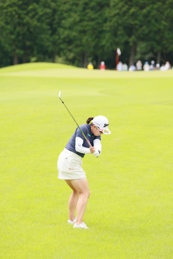 勝みなみのアイアンスイング（ラフ）連続写真【CATレディス2022】