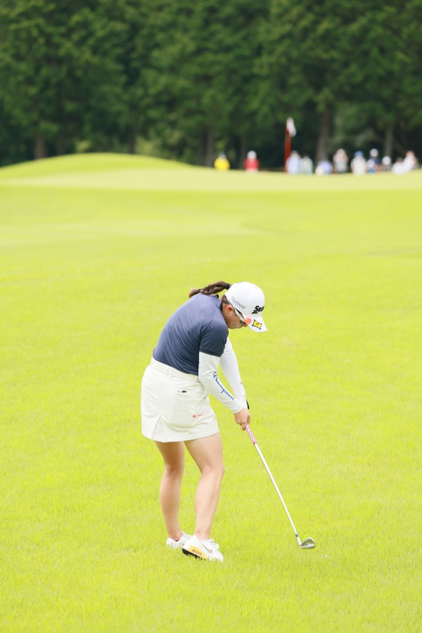 勝みなみのアイアンスイング（ラフ）連続写真【CATレディス2022】