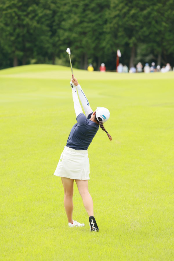 勝みなみのアイアンスイング（ラフ）連続写真【CATレディス2022】