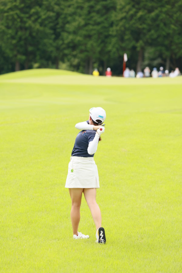 勝みなみのアイアンスイング（ラフ）連続写真【CATレディス2022】