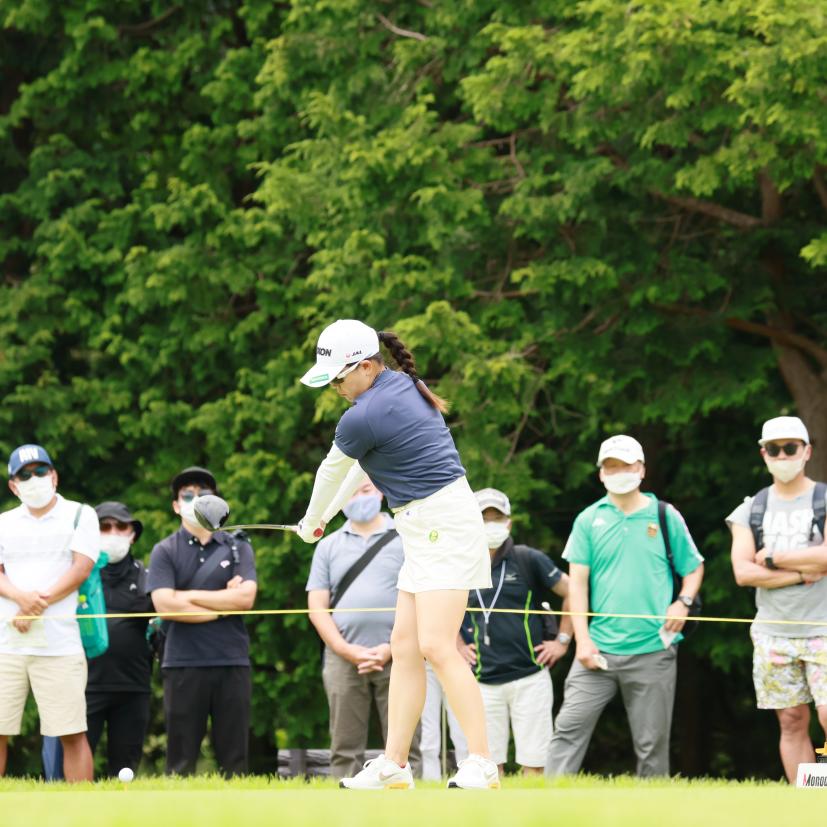 勝みなみのドライバースイング（斜め前方）連続写真【CATレディス2022】