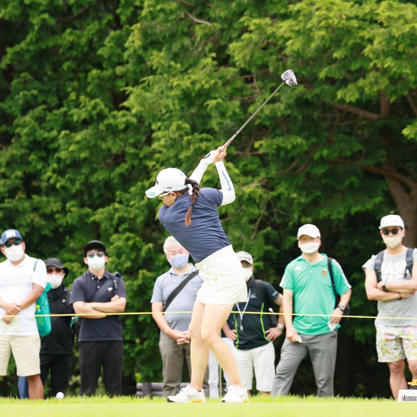 勝みなみのドライバースイング（斜め前方）連続写真【CATレディス2022】