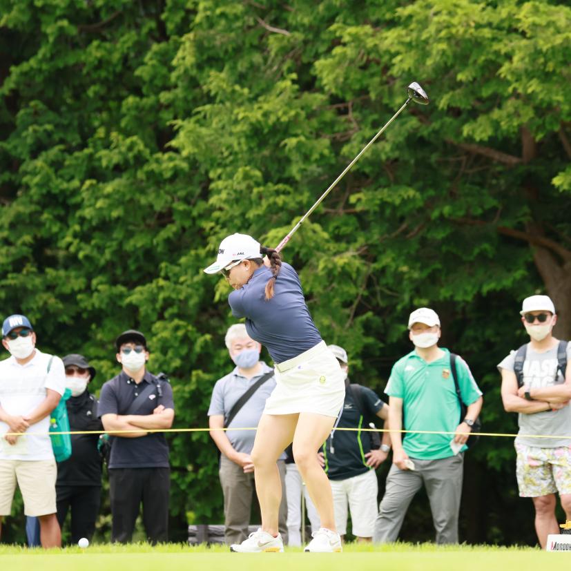 勝みなみのドライバースイング（斜め前方）連続写真【CATレディス2022】