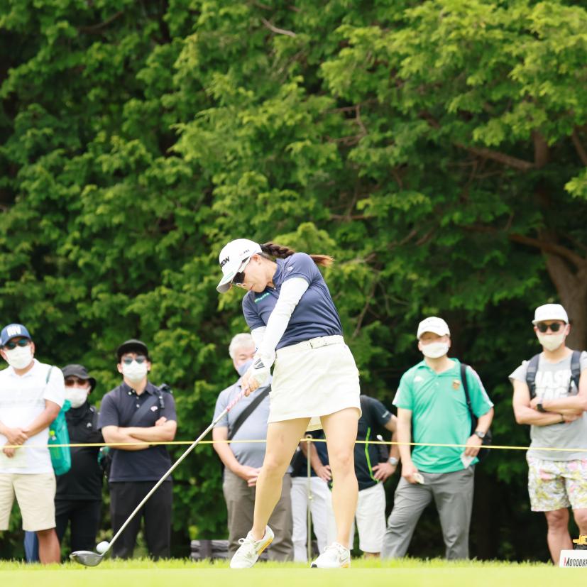 勝みなみのドライバースイング（斜め前方）連続写真【CATレディス2022】