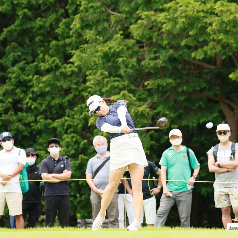 勝みなみのドライバースイング（斜め前方）連続写真【CATレディス2022】