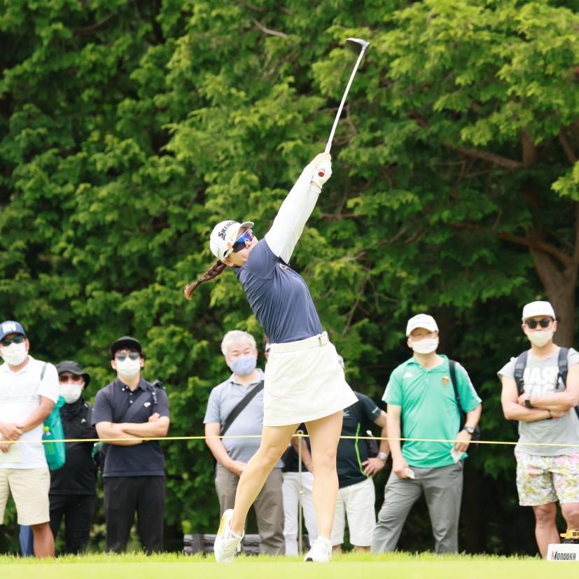 勝みなみのドライバースイング（斜め前方）連続写真【CATレディス2022】