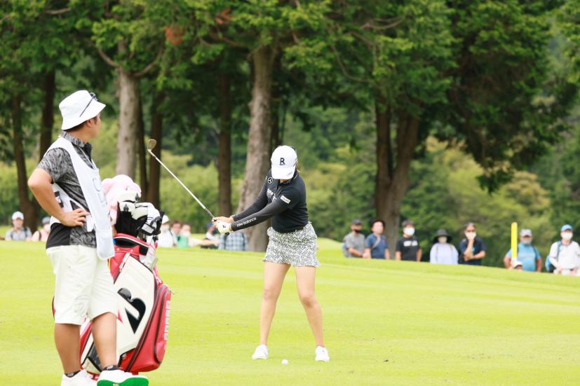 稲見萌寧のウェッジスイング（正面）連続写真【CATレディス2022】