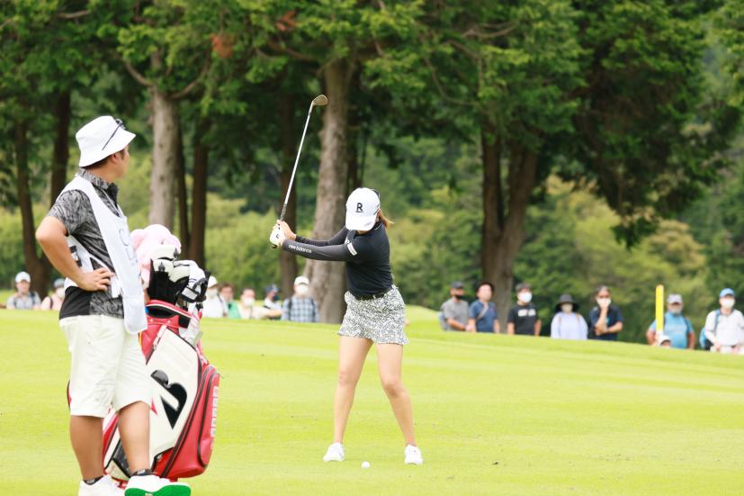 稲見萌寧のウェッジスイング（正面）連続写真【CATレディス2022】