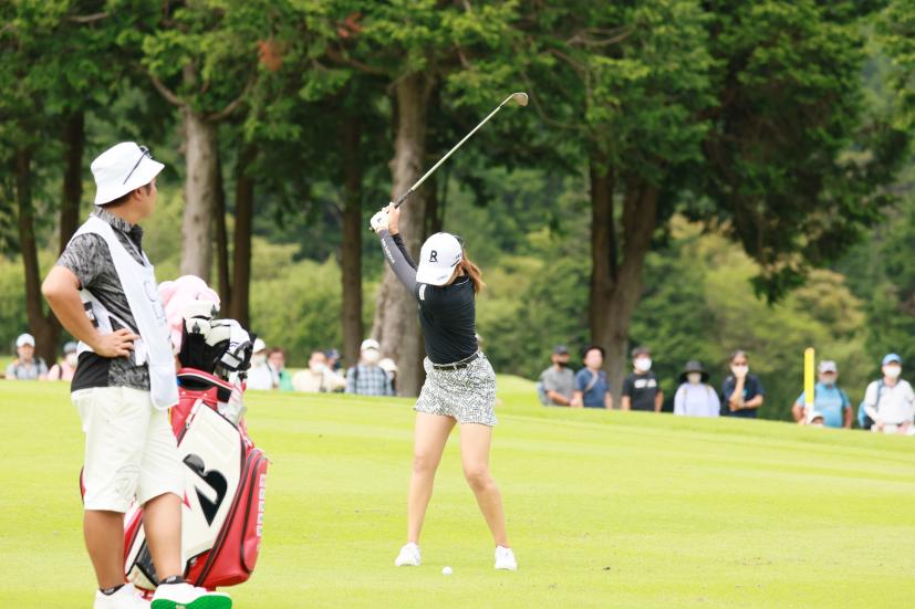 稲見萌寧のウェッジスイング（正面）連続写真【CATレディス2022】