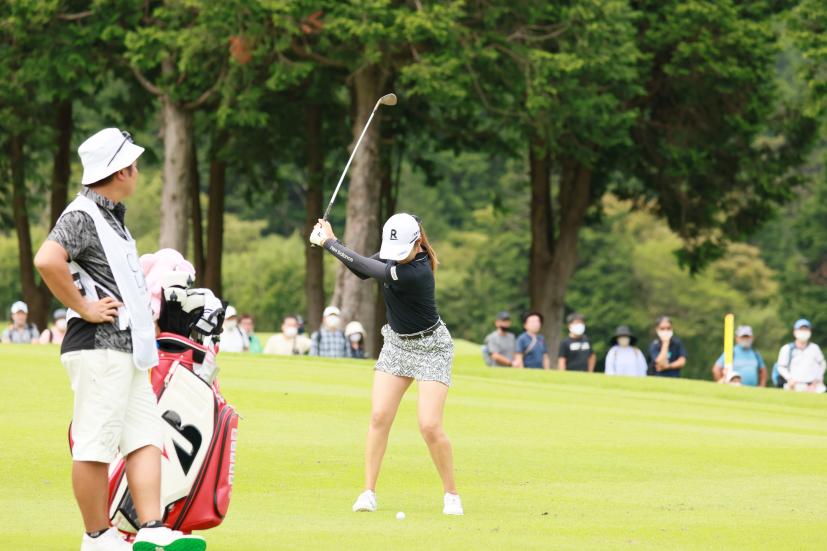 稲見萌寧のウェッジスイング（正面）連続写真【CATレディス2022】