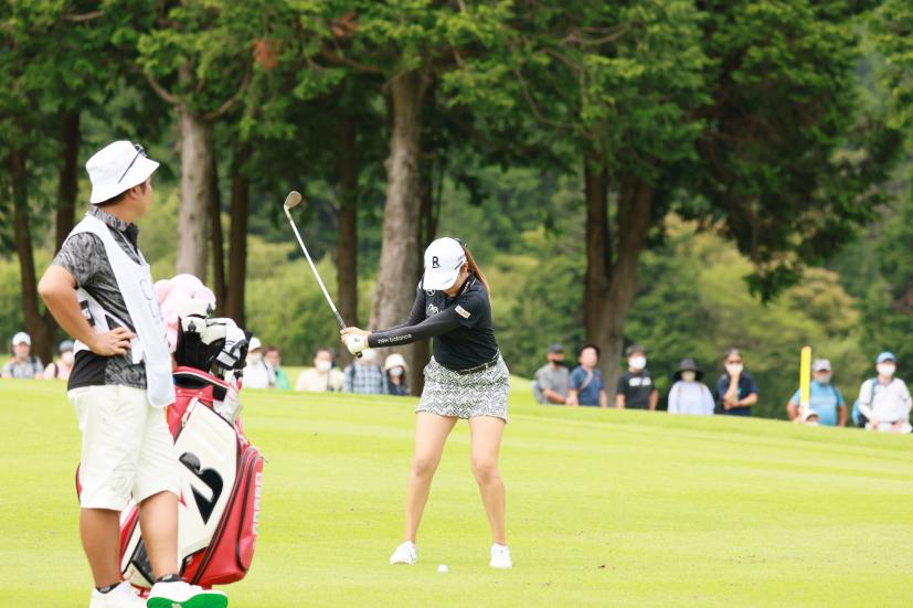 稲見萌寧のウェッジスイング（正面）連続写真【CATレディス2022】