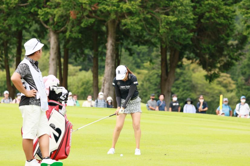 稲見萌寧のウェッジスイング（正面）連続写真【CATレディス2022】