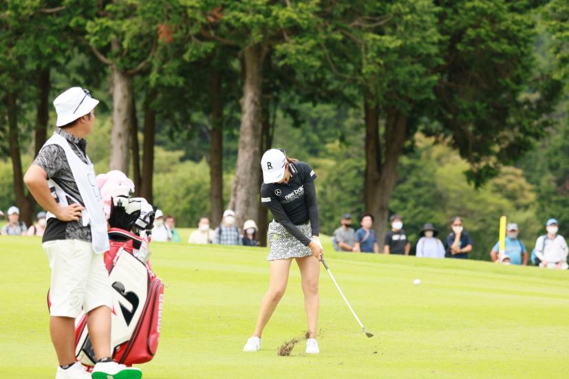 稲見萌寧のウェッジスイング（正面）連続写真【CATレディス2022】