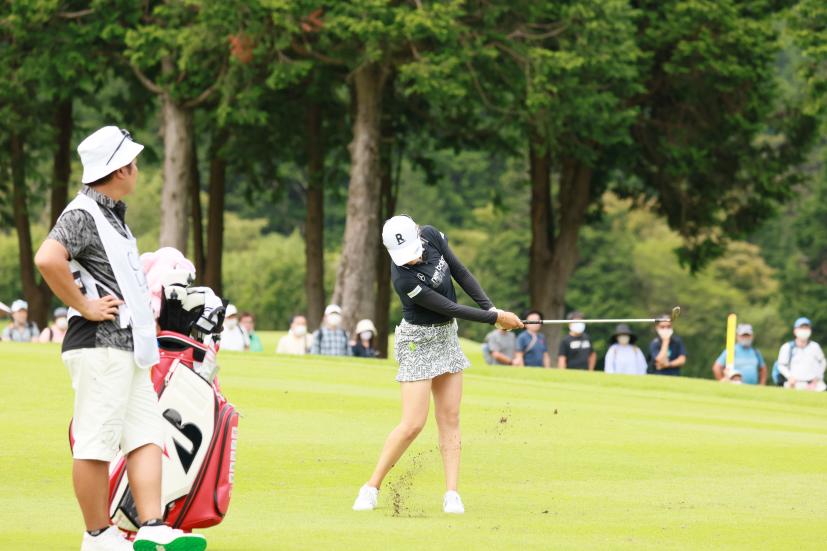 稲見萌寧のウェッジスイング（正面）連続写真【CATレディス2022】