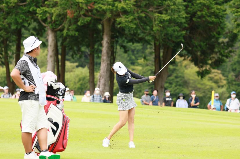 稲見萌寧のウェッジスイング（正面）連続写真【CATレディス2022】