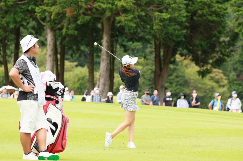 稲見萌寧のウェッジスイング（正面）連続写真【CATレディス2022】