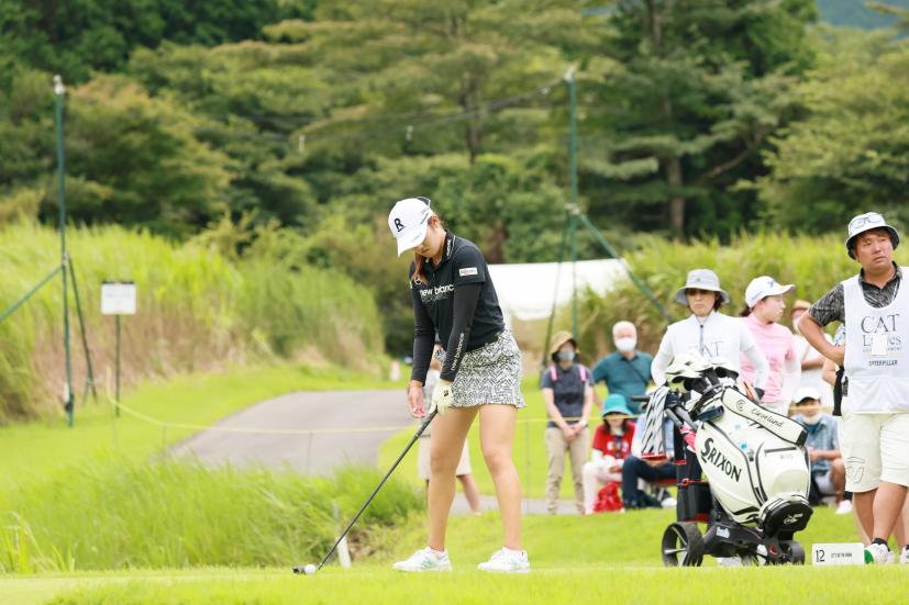 稲見萌寧のユーティリティスイング（斜め前方）連続写真【CATレディス2022】