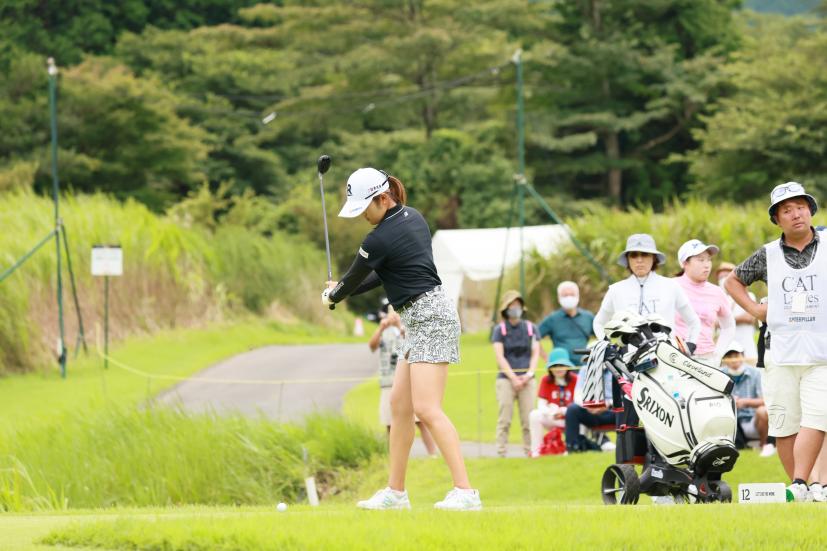 稲見萌寧のユーティリティスイング（斜め前方）連続写真【CATレディス2022】