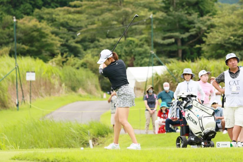 稲見萌寧のユーティリティスイング（斜め前方）連続写真【CATレディス2022】