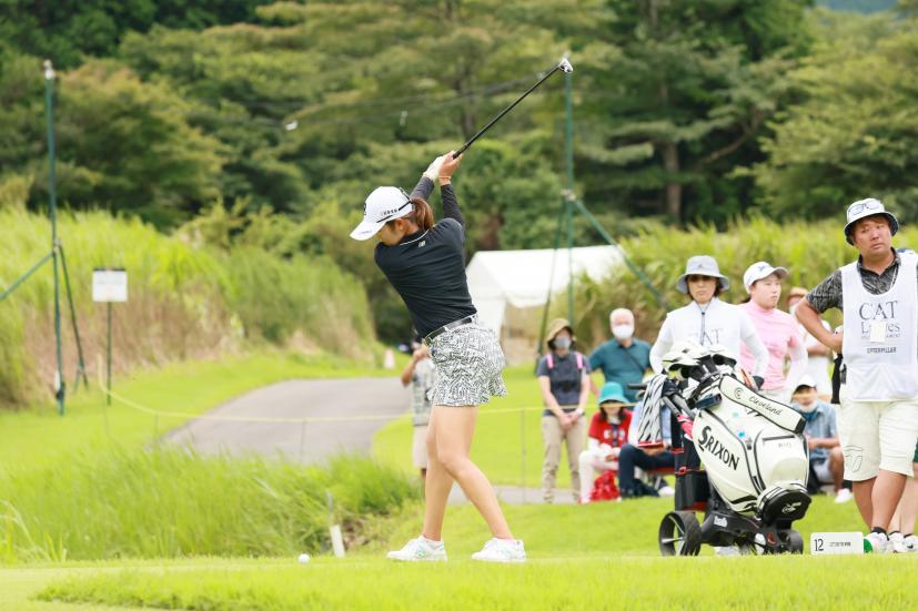 稲見萌寧のユーティリティスイング（斜め前方）連続写真【CATレディス2022】