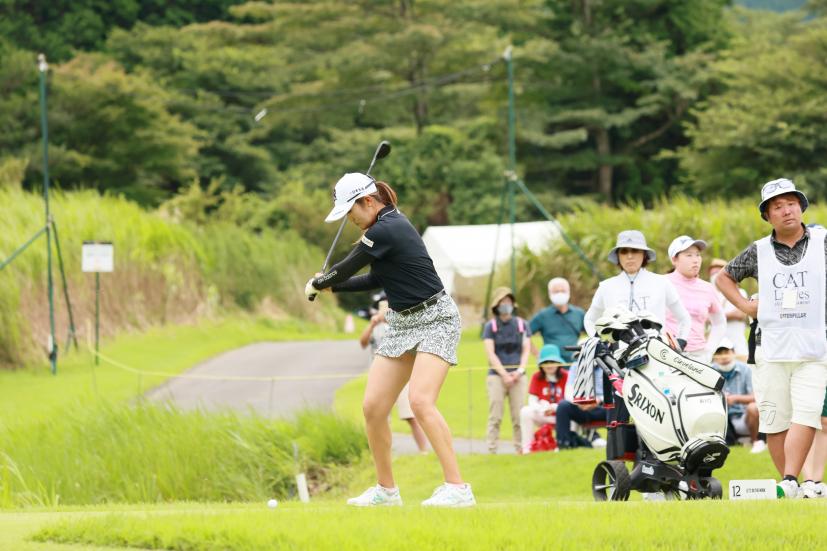 稲見萌寧のユーティリティスイング（斜め前方）連続写真【CATレディス2022】