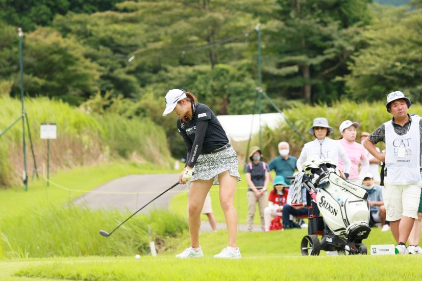 稲見萌寧のユーティリティスイング（斜め前方）連続写真【CATレディス2022】