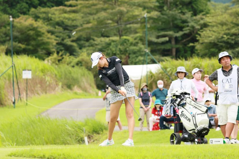 稲見萌寧のユーティリティスイング（斜め前方）連続写真【CATレディス2022】