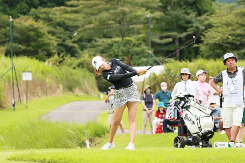 稲見萌寧のユーティリティスイング（斜め前方）連続写真【CATレディス2022】