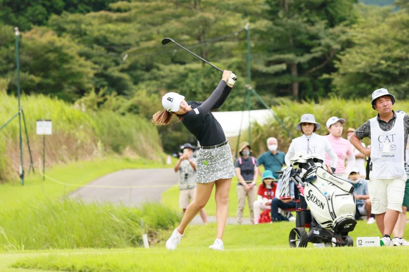 稲見萌寧のユーティリティスイング（斜め前方）連続写真【CATレディス2022】