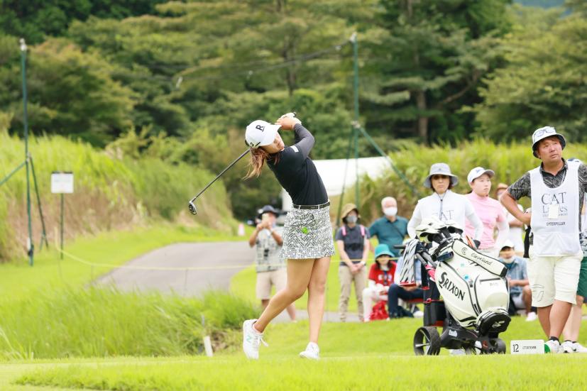 稲見萌寧のユーティリティスイング（斜め前方）連続写真【CATレディス2022】