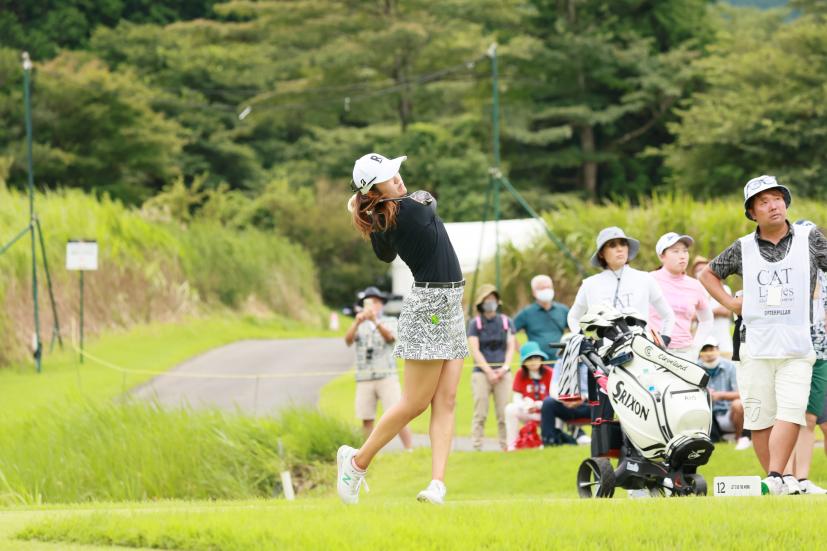 稲見萌寧のユーティリティスイング（斜め前方）連続写真【CATレディス2022】