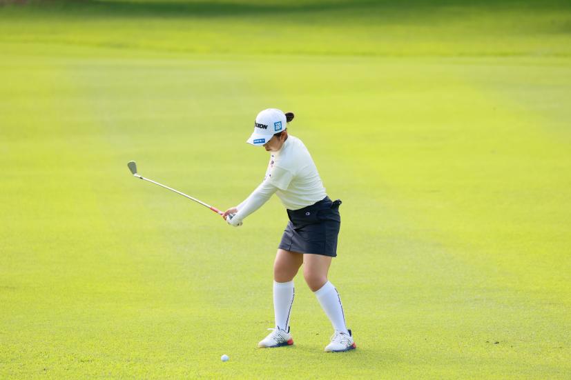 山下美夢有のアイアンスイング（斜め前方）連続写真【CATレディス2022】