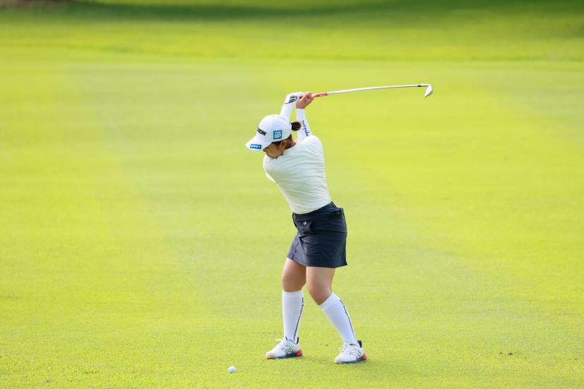 山下美夢有のアイアンスイング（斜め前方）連続写真【CATレディス2022】