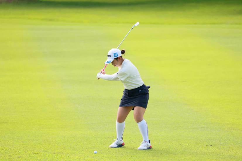 山下美夢有のアイアンスイング（斜め前方）連続写真【CATレディス2022】