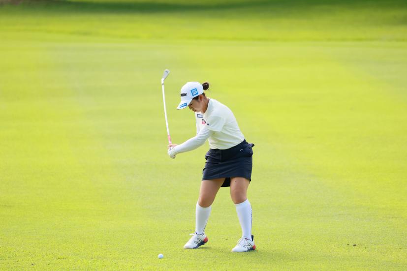 山下美夢有のアイアンスイング（斜め前方）連続写真【CATレディス2022】