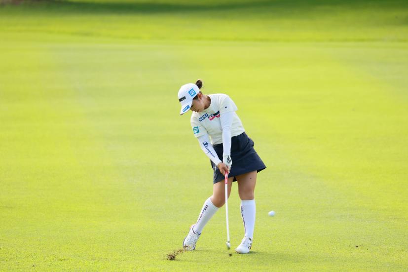 山下美夢有のアイアンスイング（斜め前方）連続写真【CATレディス2022】