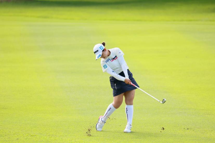 山下美夢有のアイアンスイング（斜め前方）連続写真【CATレディス2022】